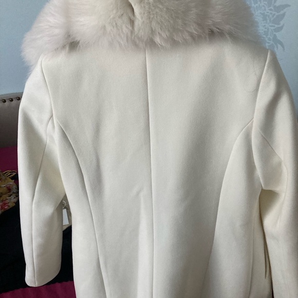 White, elegant, modern cashmere coat with detachable, real fur collar - Picture 5 of 6